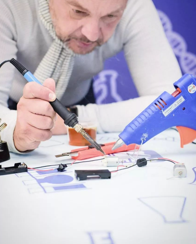 В чём разница между электронным и электрическим устройством?